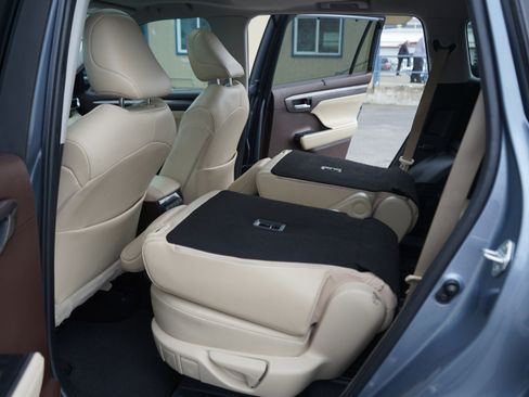 Used 2022 Toyota Highlander Limited image 28