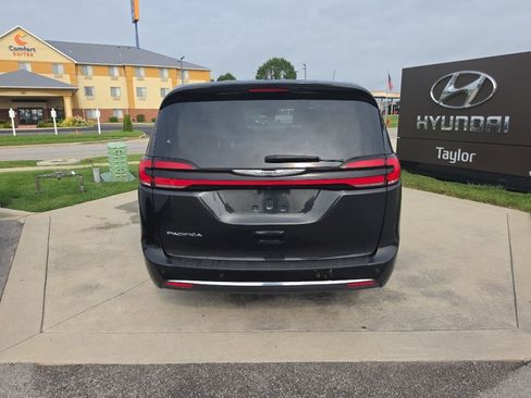 Used 2023 Chrysler Pacifica Touring-L FWD image 6