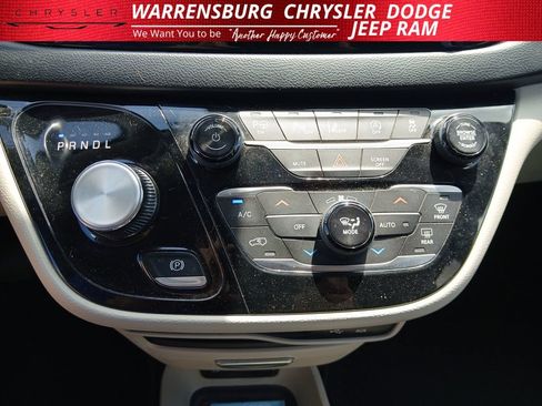 Used 2018 Chrysler Pacifica Touring-L w/ Advanced Safetytec Group FWD image 22