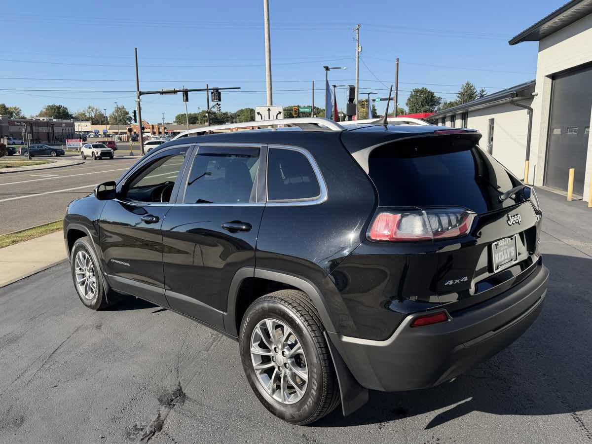 Used 2019 Jeep Cherokee Latitude Plus AWD/4WD image 3