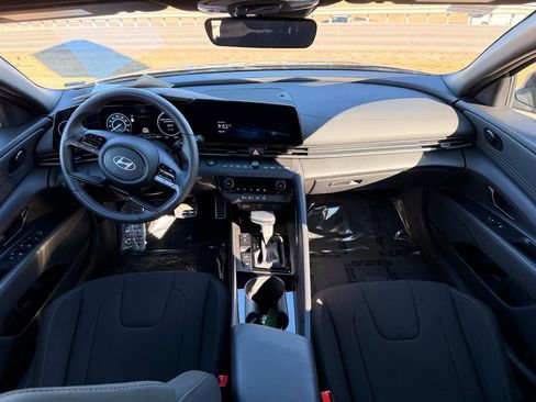 Used 2025 Hyundai Elantra SEL image 21