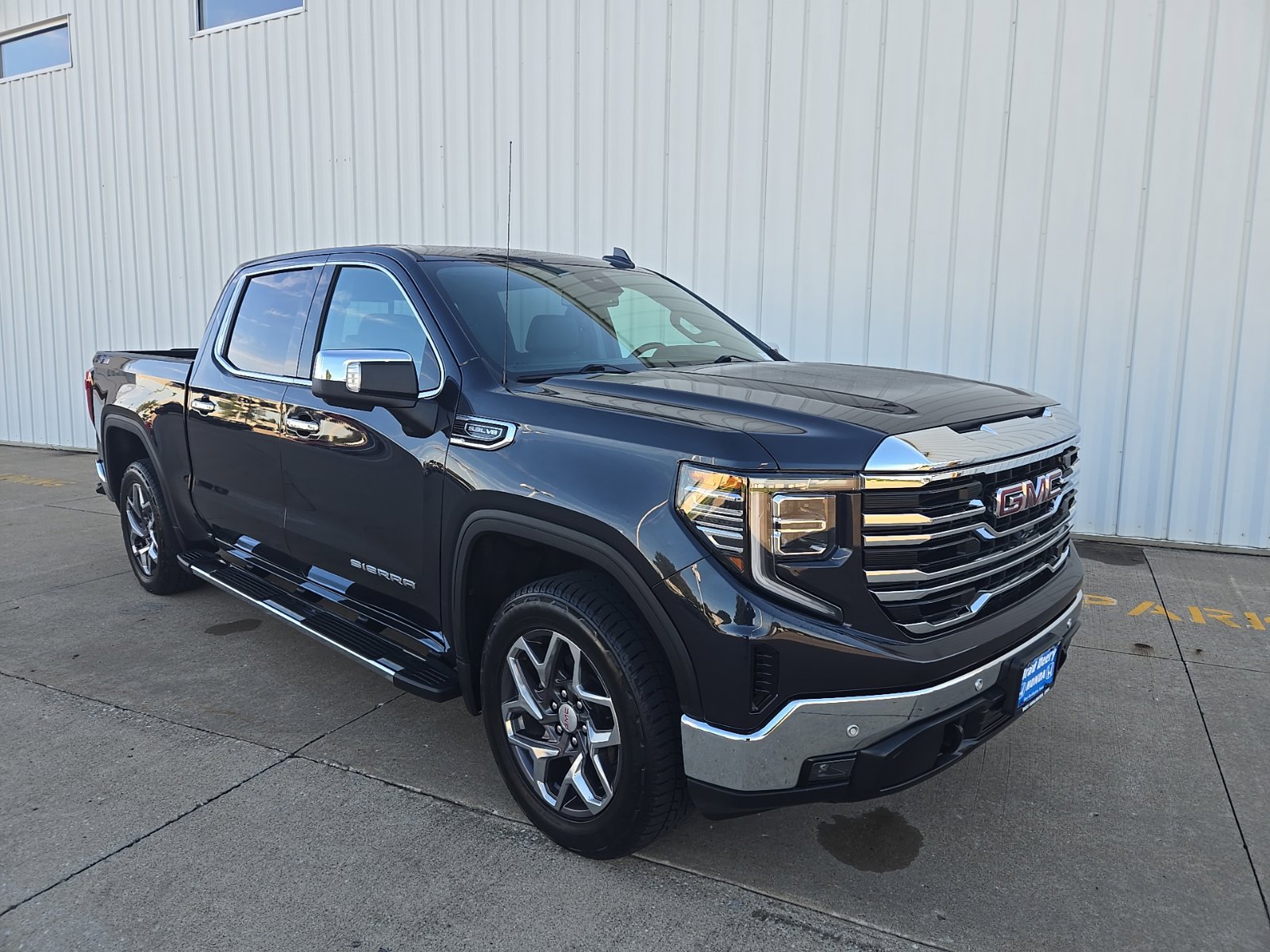 Used 2023 GMC Sierra 1500 SLT w/ SLT Premium Plus Package AWD/4WD image 3