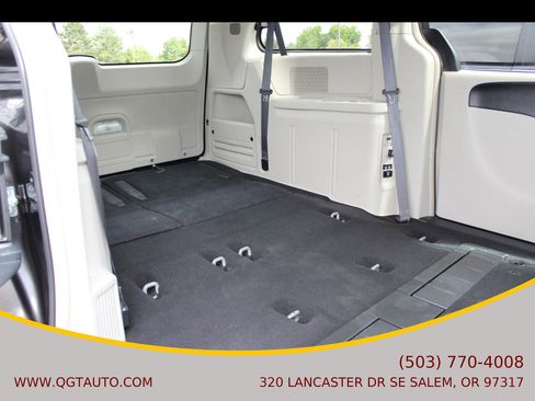 Used 2016 Chrysler Town & Country Touring image 25