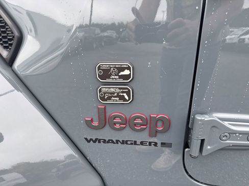 Used 2024 Jeep Wrangler Unlimited Rubicon AWD/4WD image 11