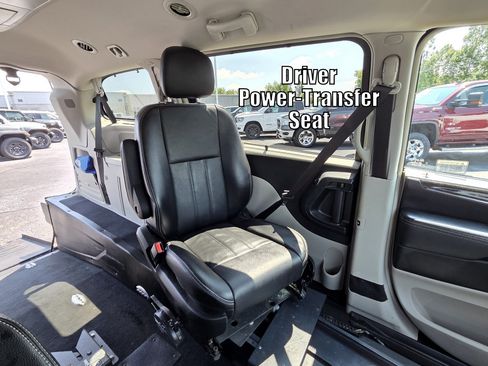 Used 2015 Chrysler Town & Country Touring w/ Driver Convenience Group FWD image 6