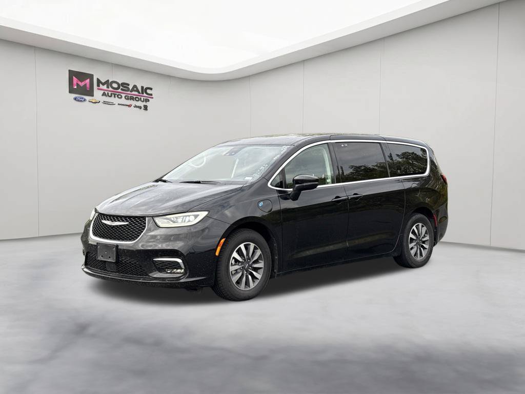 Used 2023 Chrysler Pacifica Touring-L FWD image 4
