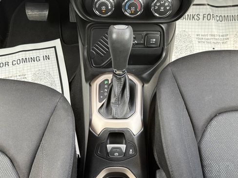 Used 2016 Jeep Renegade Latitude FWD image 19