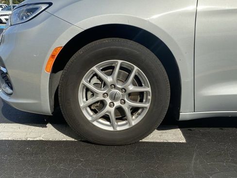 Used 2024 Chrysler Pacifica Touring-L image 10