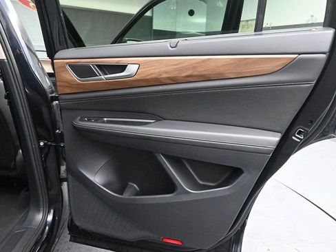 Used 2025 Volkswagen Atlas SE image 18