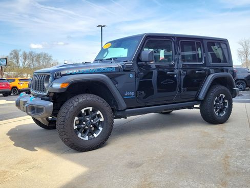 Used 2025 Jeep Wrangler Unlimited Rubicon 4xe w/ Safety Group AWD/4WD image 2