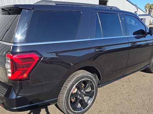 Used 2023 Ford Expedition Limited AWD/4WD image 2