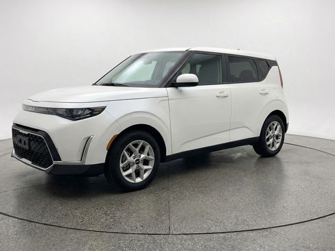 Used 2025 Kia Soul LX w/ LX Technology Package image 3