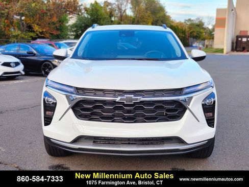 Used 2025 Chevrolet Trax LT w/ Driver Confidence Package image 8