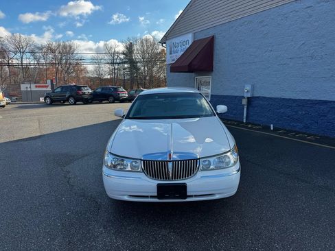 Used 2001 Lincoln Town Car Executive image 2
