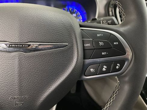 Used 2023 Chrysler Pacifica Touring-L FWD image 20