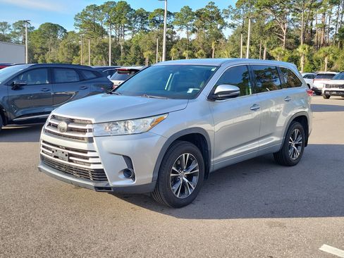 Used 2018 Toyota Highlander LE image 3