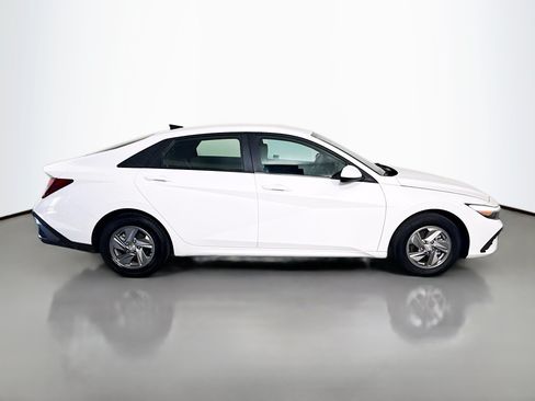 Used 2024 Hyundai Elantra SE FWD image 11