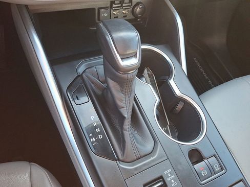 Used 2020 Toyota Highlander XLE image 4