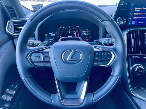 Used 2025 Lexus LX 600 4WD w/ Luxury Package image 21