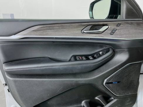 Used 2021 Jeep Grand Cherokee L Overland w/ Luxury Tech Group IV AWD/4WD image 28