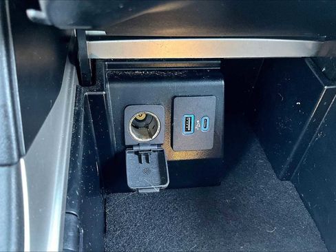 Used 2022 Ford Explorer XLT image 31