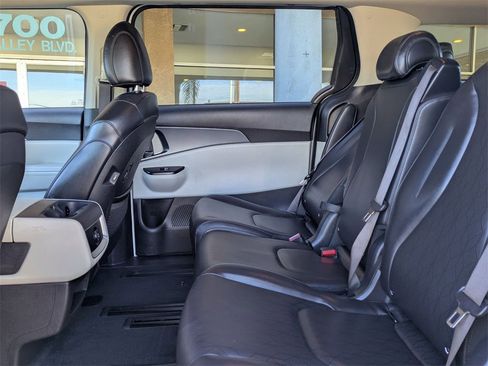 Used 2024 Kia Carnival LX image 29