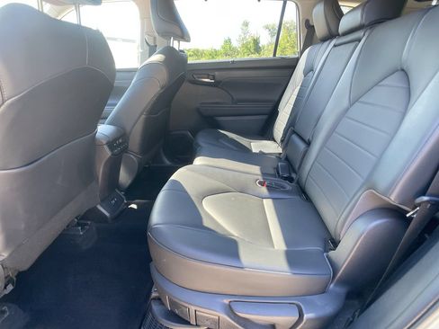 Used 2021 Toyota Highlander XLE AWD/4WD image 26
