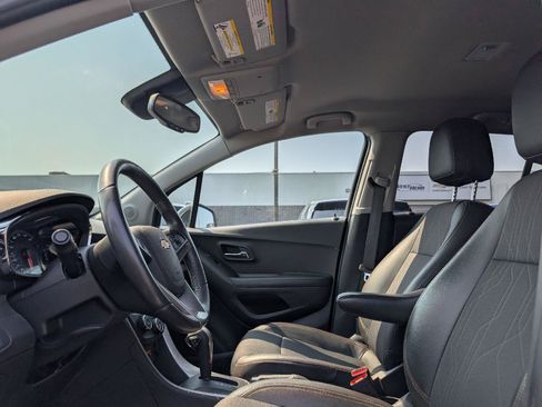 Used 2022 Chevrolet Trax LT w/ Redline Edition AWD/4WD image 9