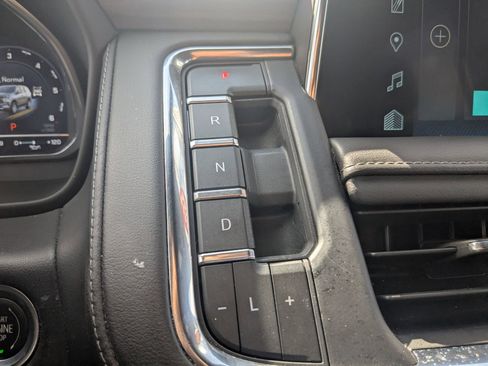 Used 2022 Chevrolet Suburban Z71 image 19