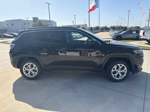 Used 2024 Jeep Compass Latitude AWD/4WD image 2