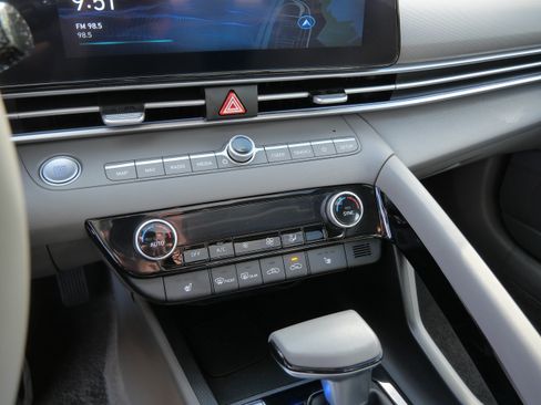 Used 2025 Hyundai Elantra SEL FWD image 23