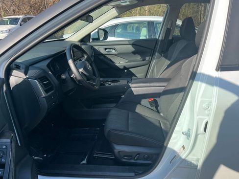 Used 2025 Nissan Rogue SV image 23