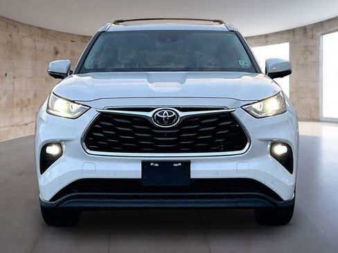 Used 2023 Toyota Highlander Limited AWD/4WD image 2