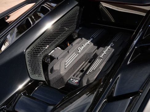 Used 2025 Lamborghini Revuelto AWD/4WD image 17