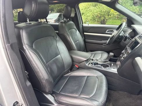 Used 2017 Ford Explorer XLT w/ Equipment Group 202A AWD/4WD image 32