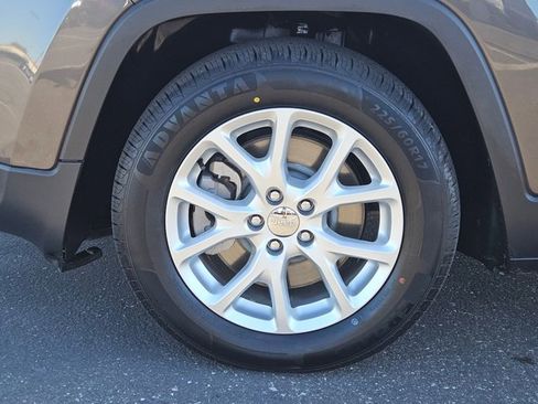 Used 2018 Jeep Cherokee Latitude Plus image 23