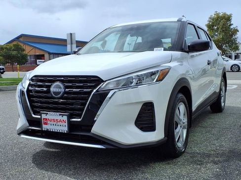 New 2025 Nissan Kicks Play S FWD image 3