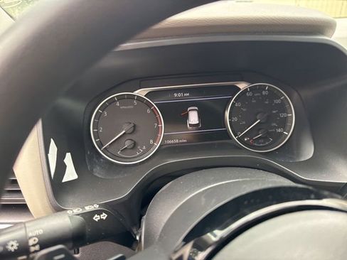Used 2023 Nissan Rogue SV FWD image 2