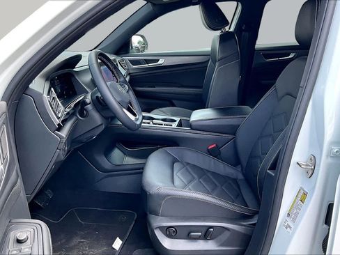 Used 2024 Volkswagen Atlas Cross Sport SE FWD image 9