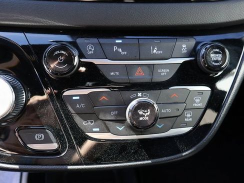 Used 2025 Chrysler Pacifica Select FWD image 29