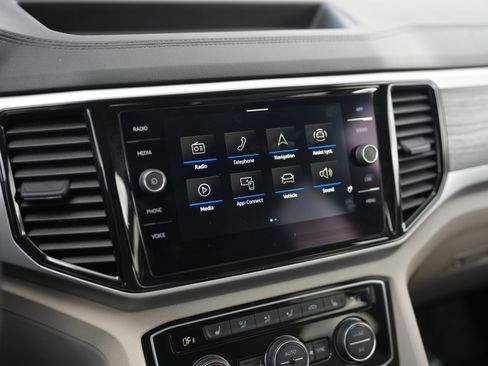 Certified 2022 Volkswagen Atlas SE w/ Black Wheel Package image 14