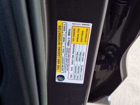 Used 2023 Volvo XC60 B5 Plus image 31