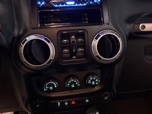 Used 2013 Jeep Wrangler Unlimited Rubicon image 23