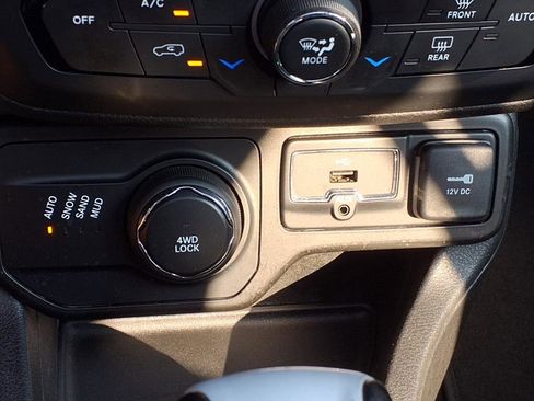 Used 2018 Jeep Renegade Limited image 14