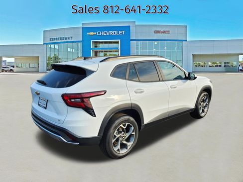 Used 2025 Chevrolet Trax LT image 7