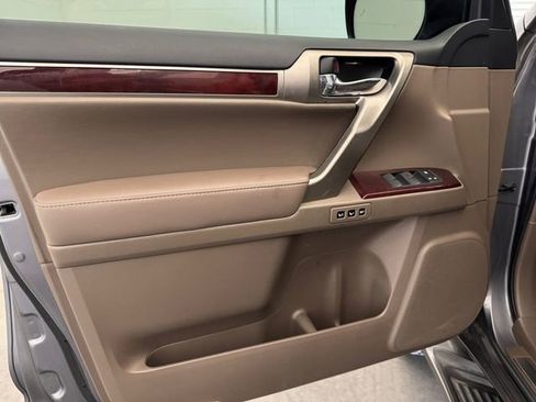 Used 2017 Lexus GX 460 Luxury w/ Preferred Accessory Package image 4