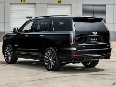 Used 2025 Cadillac Escalade V AWD/4WD image 10