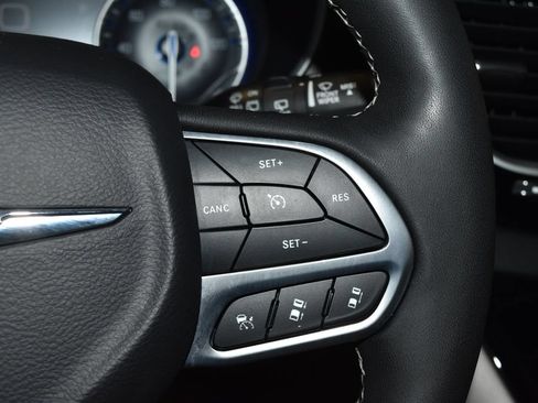 Used 2023 Chrysler Pacifica Touring-L FWD image 10