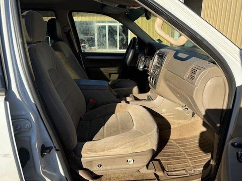 Used 2004 Ford Explorer XLT image 8