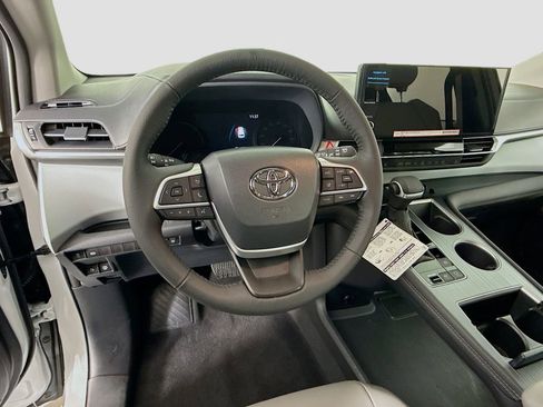 Certified 2025 Toyota Sienna XLE image 11